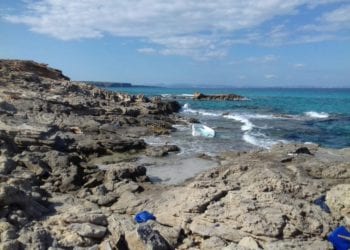 Imagen de archivo de una patera en la costa de Formentera