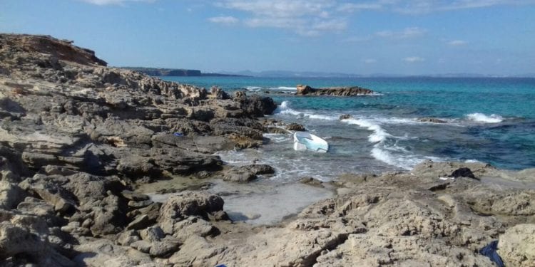 Imagen de archivo de una patera en la costa de Formentera
