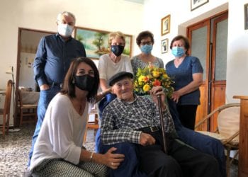 Pep Mayans de can Xumeu Petit con sus allegados y la consellera