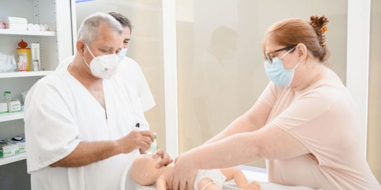 Cursos de reanimación neonatal y pediátrica.