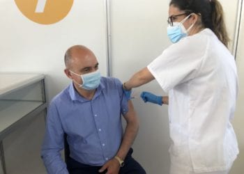 El presidente del Consell recibe la vacuna en una imagen compartida por él mismo en sus redes.