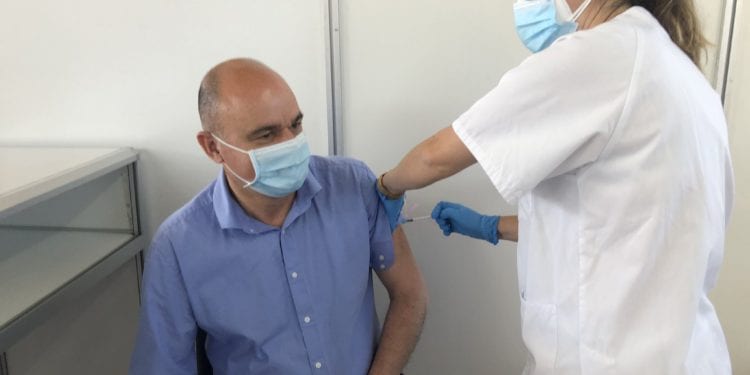 El presidente del Consell recibe la vacuna en una imagen compartida por él mismo en sus redes.