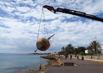 Retirada de la embarcación en es Caló des Moro.