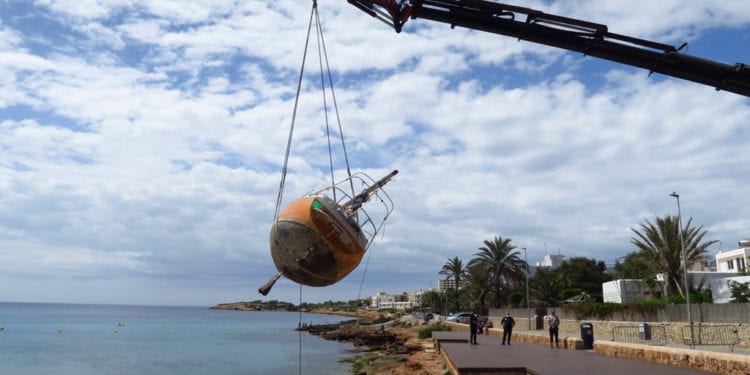 Retirada de la embarcación en es Caló des Moro.