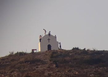 Seis chavales, encaramados a Sa Capelleta. Foto de Juan José Serra Prats.