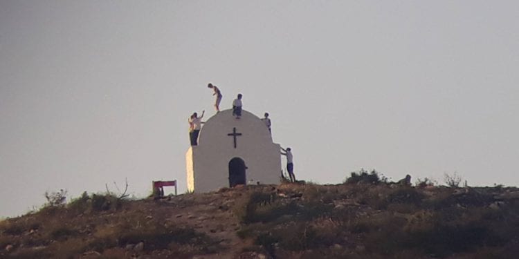 Seis chavales, encaramados a Sa Capelleta. Foto de Juan José Serra Prats.