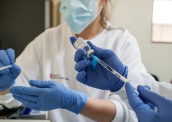 Personal sanitario prepara unas dosis de vacuna de Covid en Ibiza.