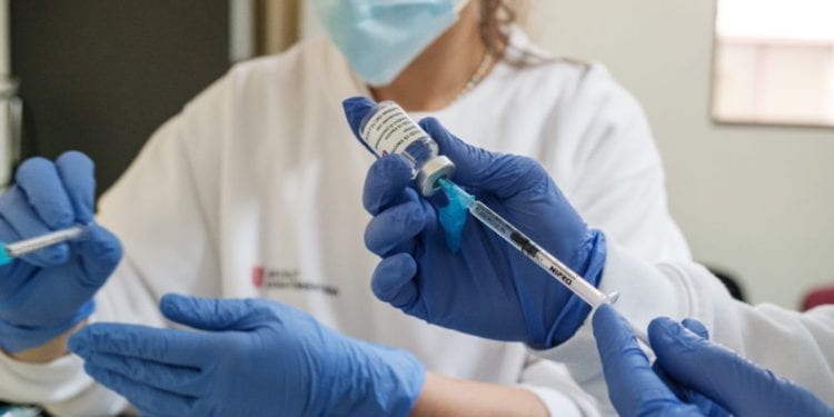 Personal sanitario prepara unas dosis de vacuna de Covid en Ibiza.