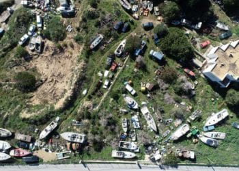 Vista aérea del cementerio de barcos, coches y residuos de todo tipo en la zona de Cala Tarida. Foto de la Policía Local de Sant Josep