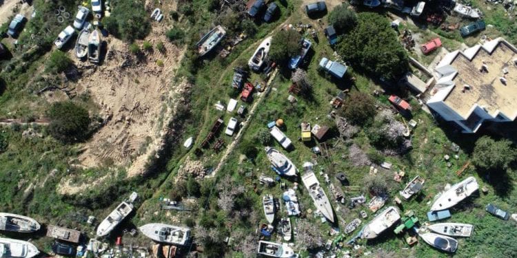 Vista aérea del cementerio de barcos, coches y residuos de todo tipo en la zona de Cala Tarida. Foto de la Policía Local de Sant Josep