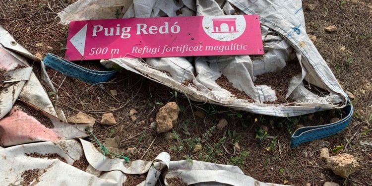 Cartel indicador del yacimiento del Puig Redó hallado cerca de la depuradora de Sant Antoni.