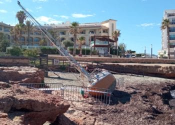 Velero varado en la playa de Caló des Moro. Jordi Cerezo