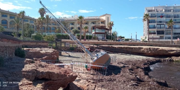 Velero varado en la playa de Caló des Moro. Jordi Cerezo