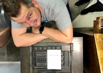 Ben Clark con el libro 'Círculos negros' junto a la plancha con la portada. Foto de Daniel Díaz Godoy