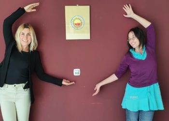 A la izquierda la artista Nika Indorf y a la derecha la matrona del CS Sant Antoni de Portmany, Ana Amor.