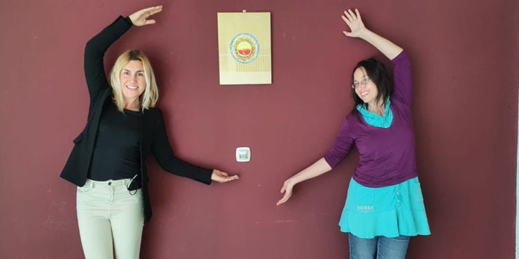 A la izquierda la artista Nika Indorf y a la derecha la matrona del CS Sant Antoni de Portmany, Ana Amor.