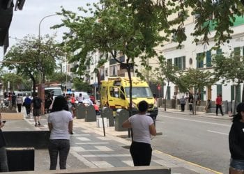 Personal sanitario del 061 y Policía Nacional atienden al hombre atropellado, todavía en la carretera.