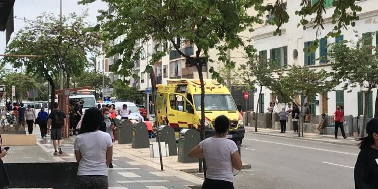 Personal sanitario del 061 y Policía Nacional atienden al hombre atropellado, todavía en la carretera.