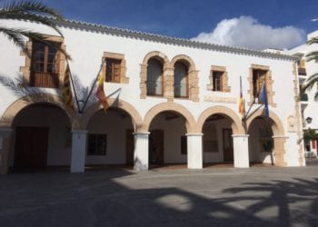 Fachada del Ayuntamiento de Santa Eulària.