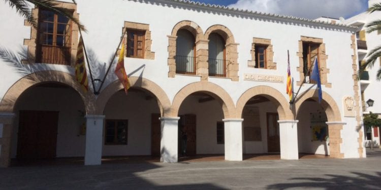 Fachada del Ayuntamiento de Santa Eulària.
