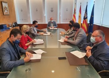 Momento de la firma entre ayuntamientos y Consell, hoy en la sede de la máxima institución insular.