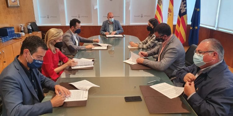 Momento de la firma entre ayuntamientos y Consell, hoy en la sede de la máxima institución insular.