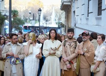 Performance de Miss Beige, en el centro de la imagen.