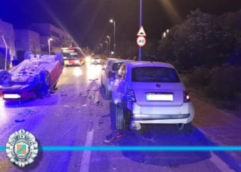 Vehículo volcado, responsable del siniestro, y varios coches dañados en la avenida. El conductor escapó del lugar. Foto de la Policía Local de Sant Josep