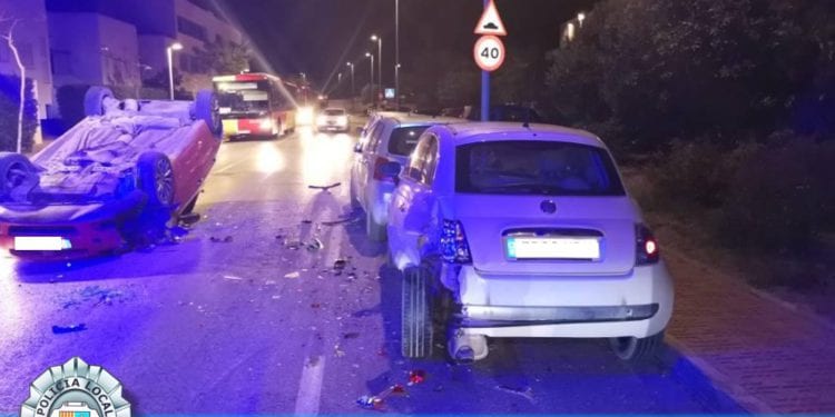 Vehículo volcado, responsable del siniestro, y varios coches dañados en la avenida. El conductor escapó del lugar. Foto de la Policía Local de Sant Josep