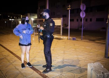 Un control durante el toque de queda. Foto de Moisés Copa