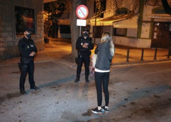 Control durante el toque de queda en Ibiza. Foto de Moisés Copa.