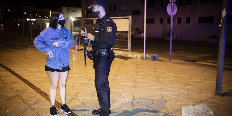 Un control durante el toque de queda. Foto de Moisés Copa