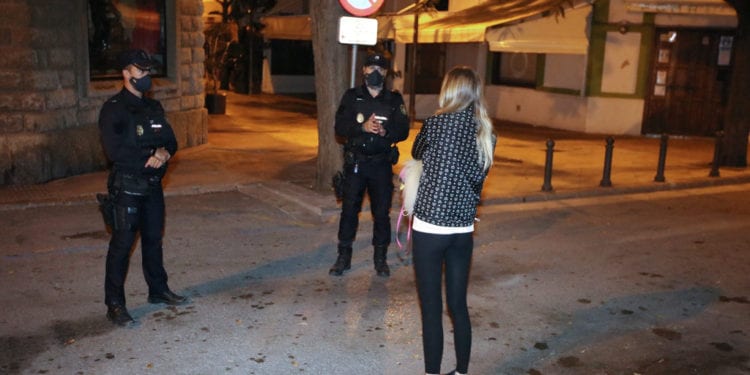 Control durante el toque de queda en Ibiza. Foto de Moisés Copa.