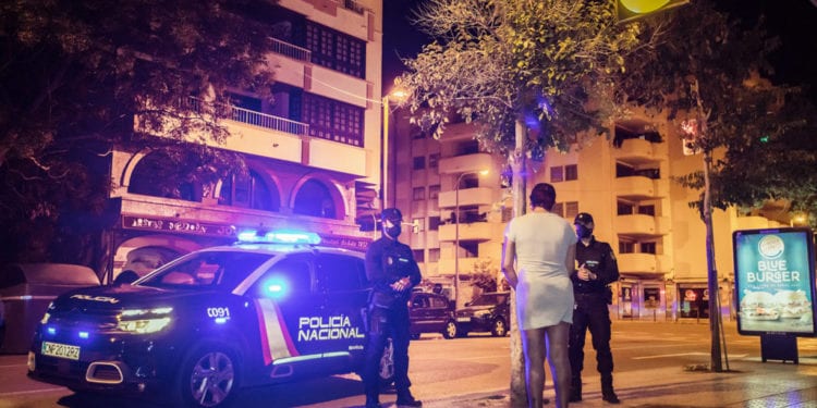 Un control durante el toque de queda. Foto de Moisés Copa.