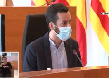 Javier Torres en el pleno del Consell.