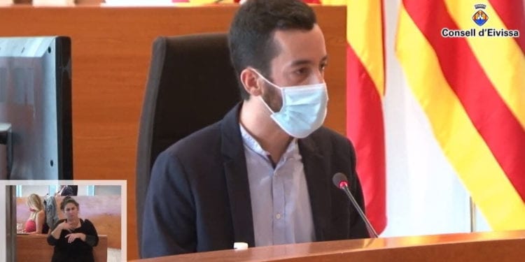 Javier Torres en el pleno del Consell.