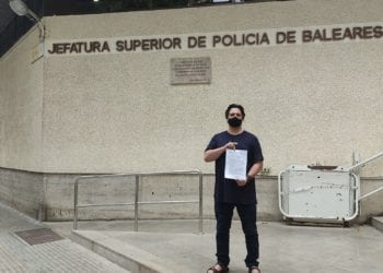 José Juan Gomez ante la Jefatura de Policía de Baleares con la denuncia contra el sacerdote por abusos sexuales.