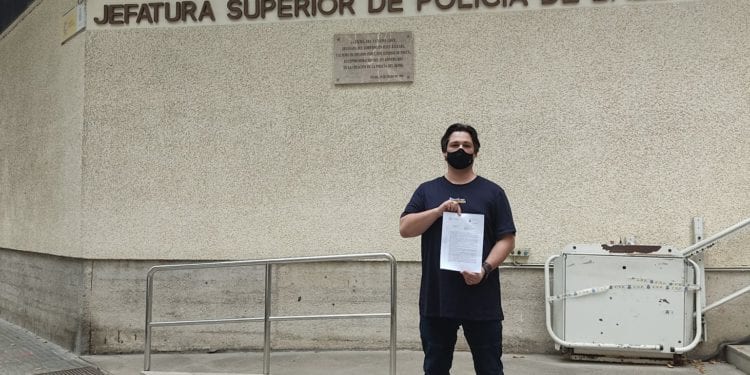 José Juan Gomez ante la Jefatura de Policía de Baleares con la denuncia contra el sacerdote por abusos sexuales.