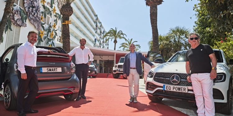 De izquierda a derecha: Enrique Nuevo Sartal, Brand Manager Spain Mercedes-AMG; Daniel Rodríguez Bodas, Head of Corporate Sales Mercedes-Benz Cars, Head of Smart; Danny Gómez, Global Brand Director de Palladium Hotel Group y Julio Ambrona, Director de Ventas de Mercedes-Benz Cars.
