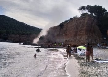 El desprendimiento en es Bol Nou junto a sa Caleta en 2021 sorprendió a los bañistas y generó una densa polvareda.