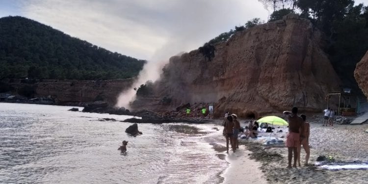 El desprendimiento en es Bol Nou junto a sa Caleta en 2021 sorprendió a los bañistas y generó una densa polvareda.
