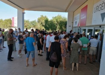 Aglomeración en el Hospital Formentera. Foto: Ràdio Illa.