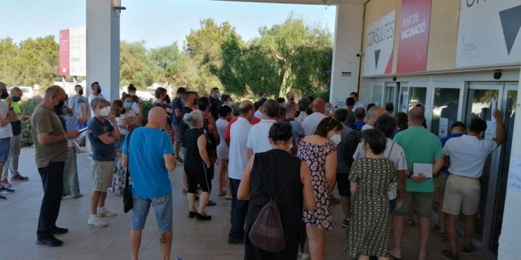 Aglomeración en el Hospital Formentera. Foto: Ràdio Illa.