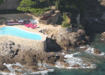 Piscina de la casa de Pedro J. Ramírez denunciada en repetidas ocasiones por organismos como el GOB y particulares.