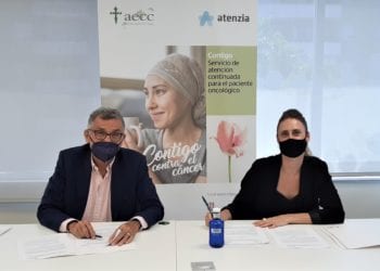 Firma renovación convenio Aecc y Atenzia.