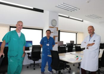 En la foto de izquierda a derecha, los nuevos anestesistas Michel Zancan y Omar Loli, y el jefe de Anestesiología y Reanimación, Carlos Oyonarte.