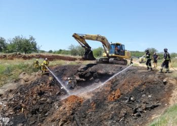 Bomberos e Ibanat controlan la zona tras sofocar el incendio. Imagen Ibanat