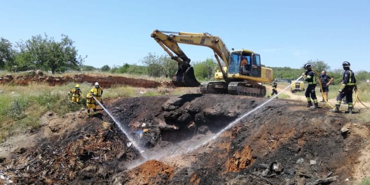 Bomberos e Ibanat controlan la zona tras sofocar el incendio. Imagen Ibanat