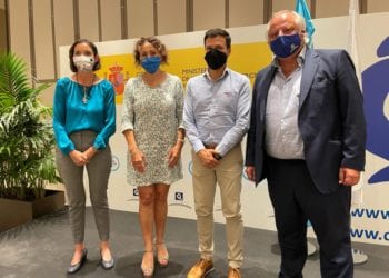 Reyes Maroto junto a Neus Prats y Miguel Mirones.