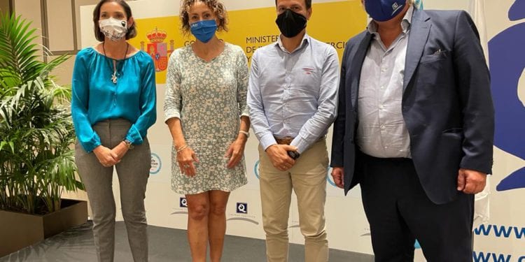 Reyes Maroto junto a Neus Prats y Miguel Mirones.